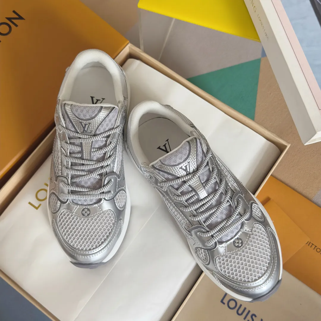 Top version: Couple model 640💰 LV Louis Vuitton L House Donkey Brand Latest Olympia Series Couple Model Silver Horn King Casual Sports Shoes Running Shoes This LV Olympia sports shoe combines mesh fabric and metallic synthetic leather and other technical fabrics to reinterpret the classic running shoe design with a neat and simple design. Lightweight EVA outsole provides a stretchy fit. Rich details such as Monogram embossing and LV letters establish recognition. Exquisite packaging at the delivery counter🛍📦 ▪️Fabric: original imported technical fabric + mesh ▪️Inner lining: original customized breathable mesh ▪️Sole: original molded rubber foam material ▪️Sole thickness: 3.5CM ▪️Size: women's 35-40 / men's 39-44